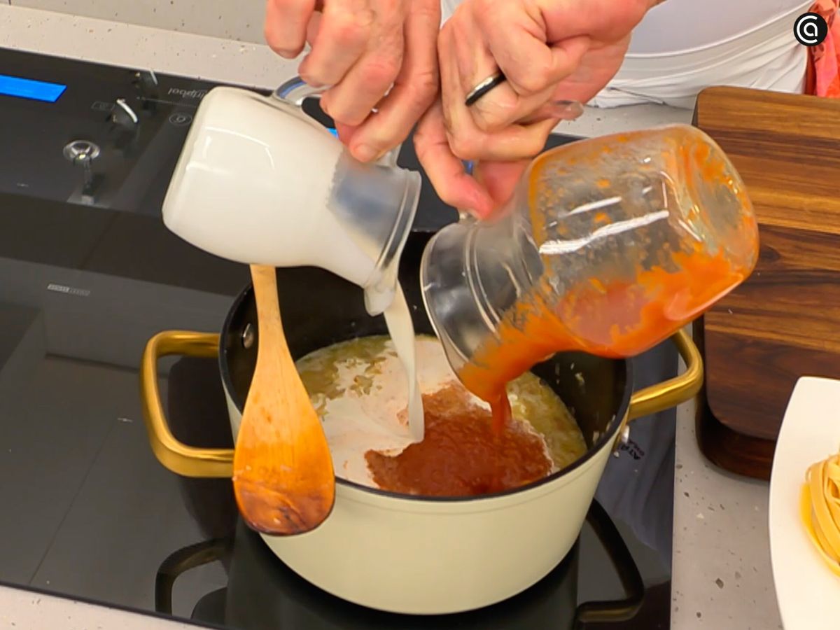 Cocina las chalotas con vino, añade nata y salsa de tomate, y después tritura la mezcla