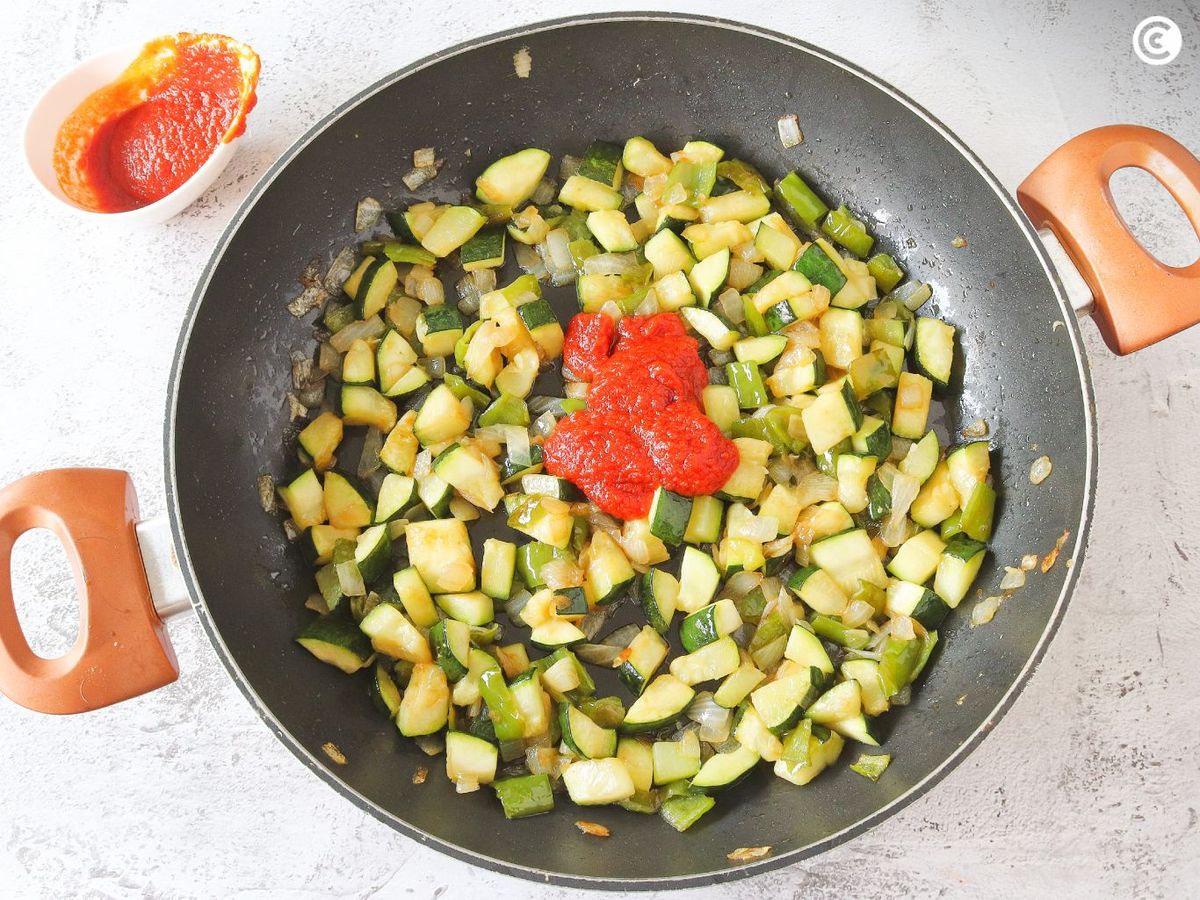 Agregar tomate al pisto a la bilbaína