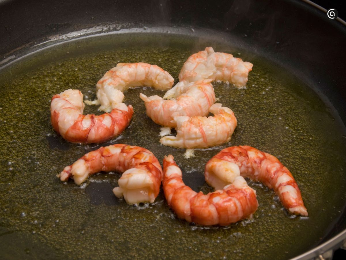 Sofríe las gambas en abundante aceite