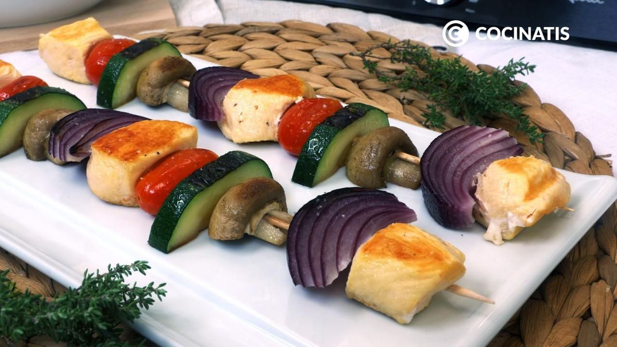 Brochetas de pollo y verduras