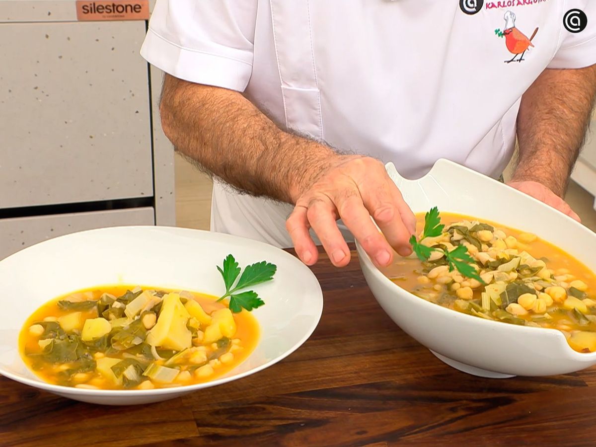 Decora con perejil el potaje de acelgas, garbanzos y alubias