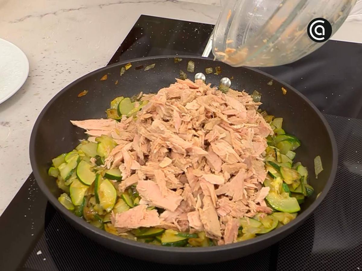 Prepara el relleno de calabacín y atún