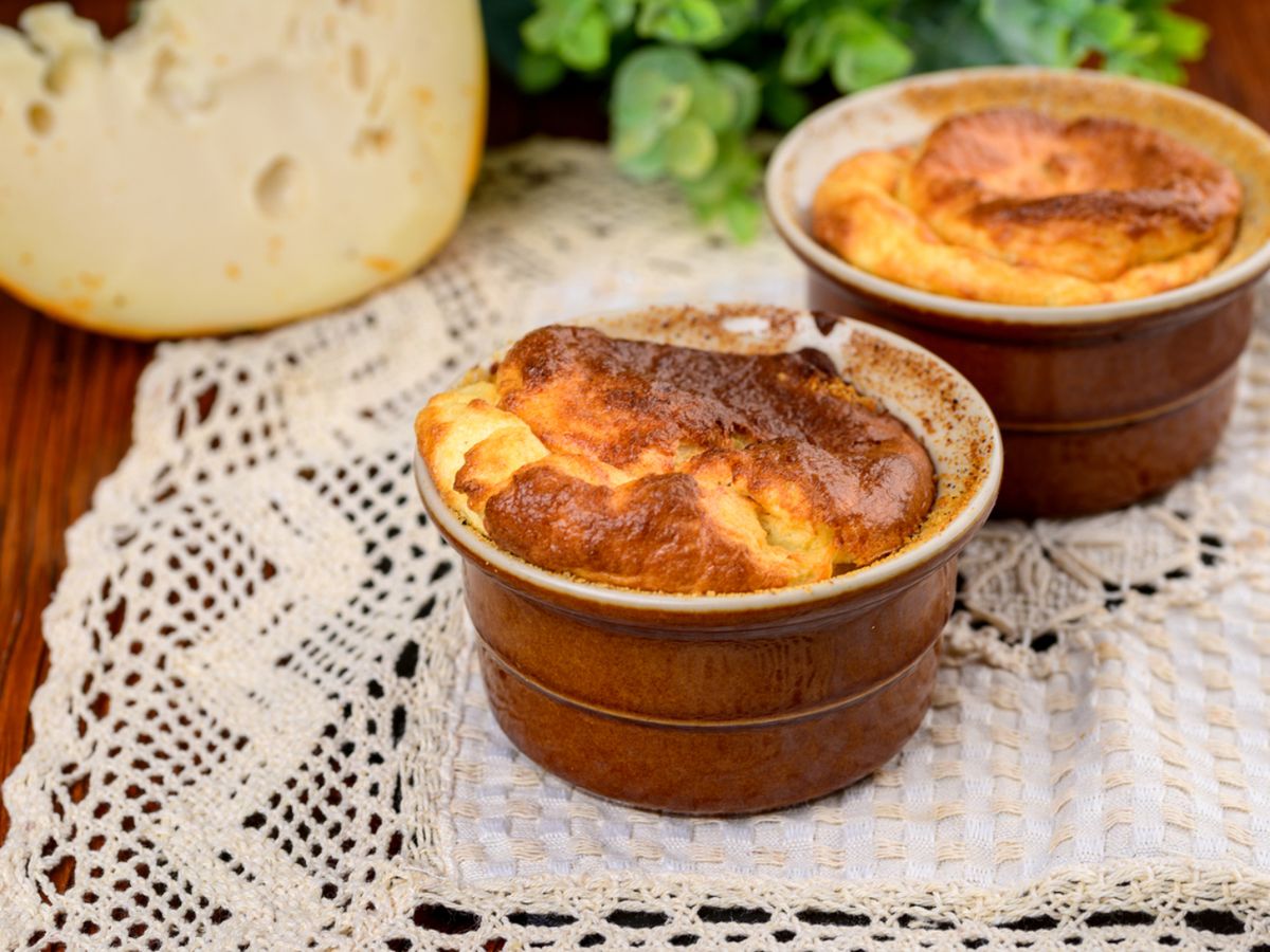 Suflés de queso al estilo francés, perfectos para un brunch con glamour.