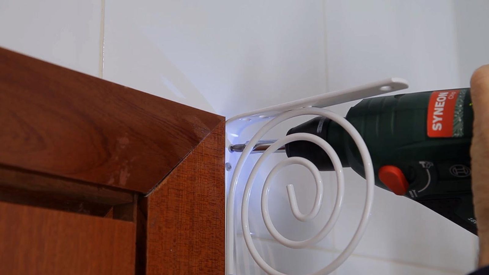 Cómo colocar una balda encima de la puerta paso 6 Cómo colocar una balda encima de la puerta paso 6