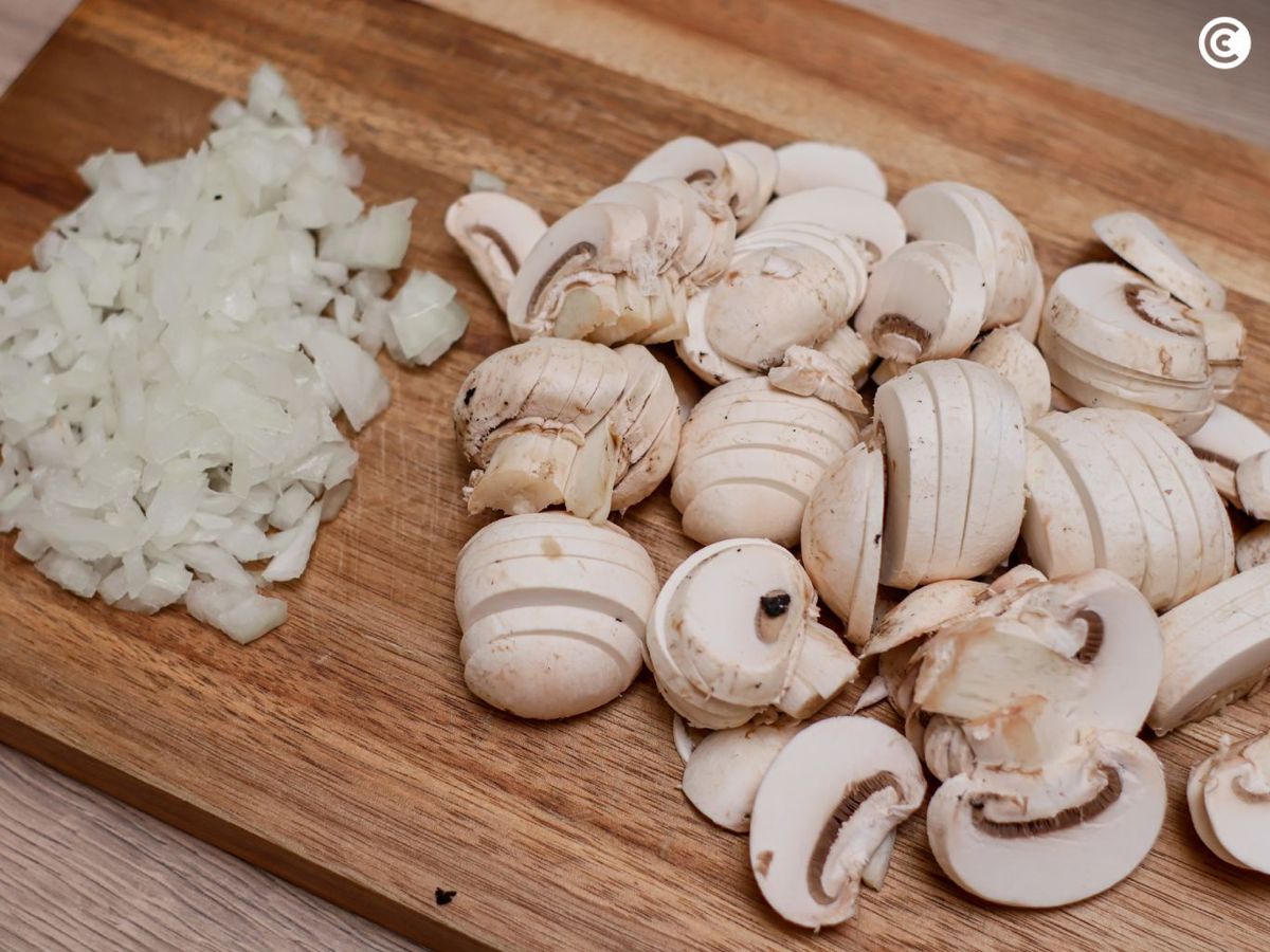 Cortar la cebolla y champiñones para hacer con espaguetis