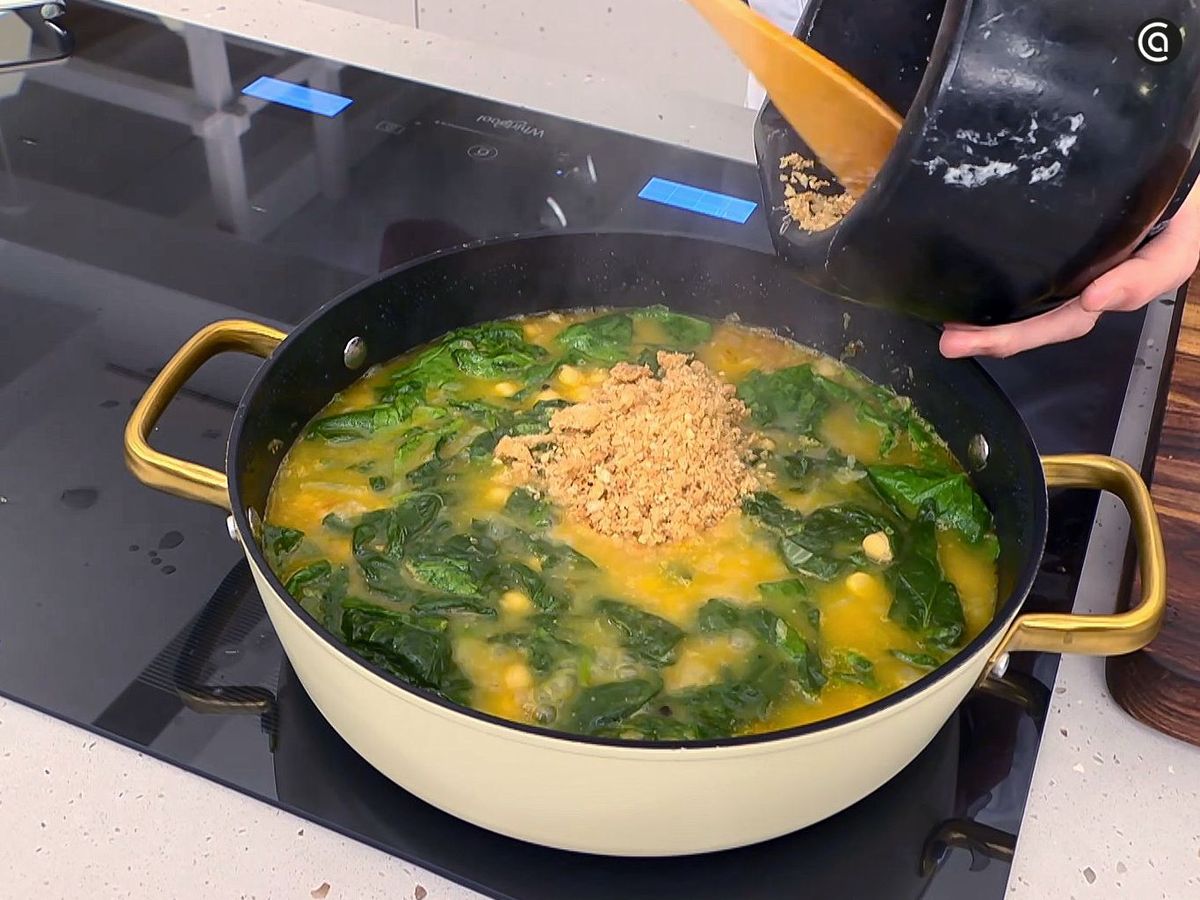 Agrega el majado para dar cuerpo y sabor al caldo del potaje de garbanzos Agrega el majado para dar cuerpo y sabor al caldo del potaje de garbanzos