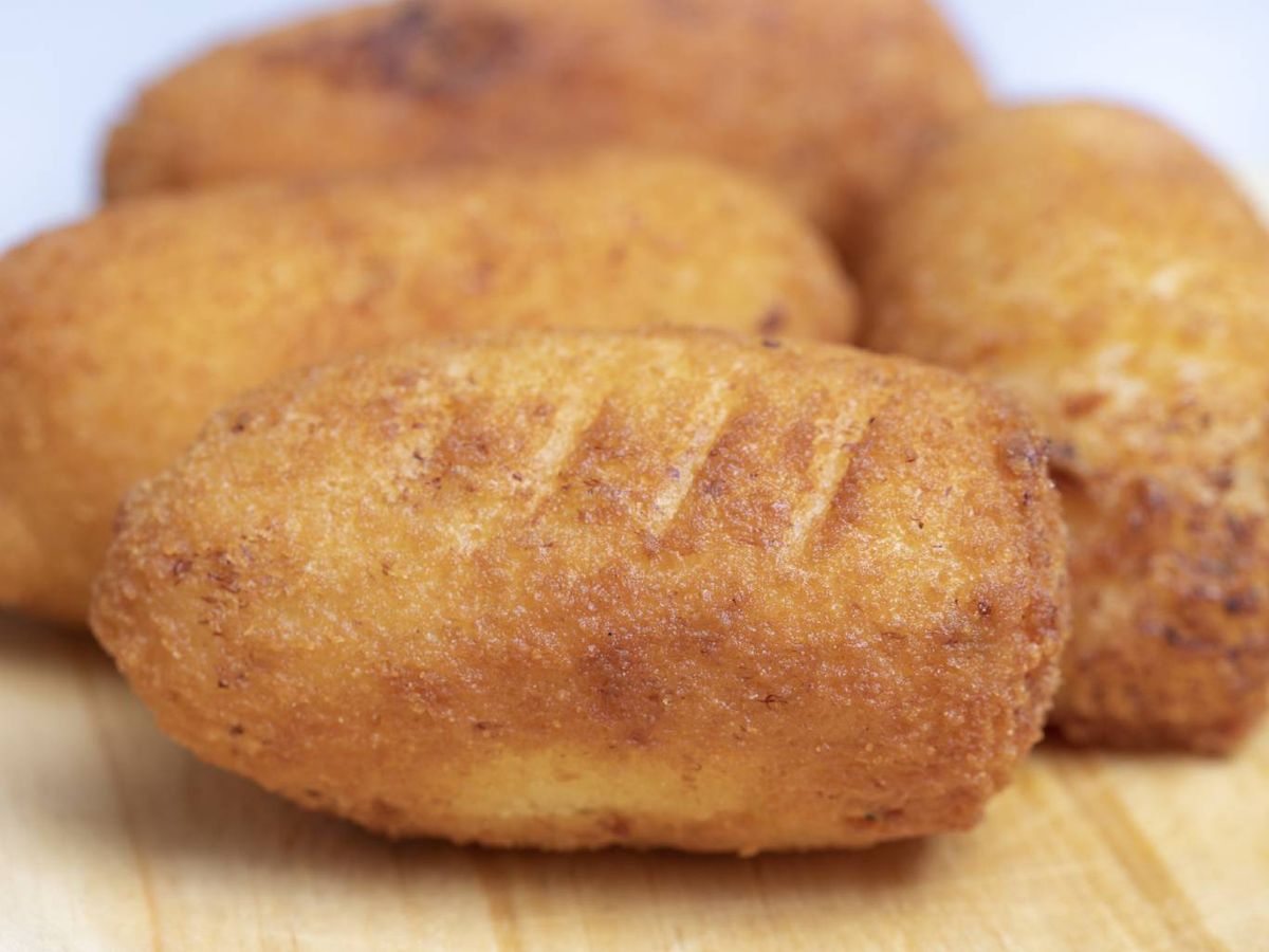 Algunas croquetas congeladas dejan ver estas marcas o líneas que delatan su origen industrial.