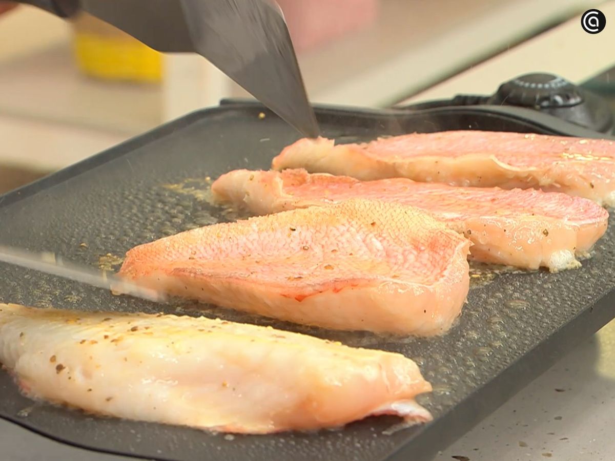 Haz los filetes de gallineta a la plancha.