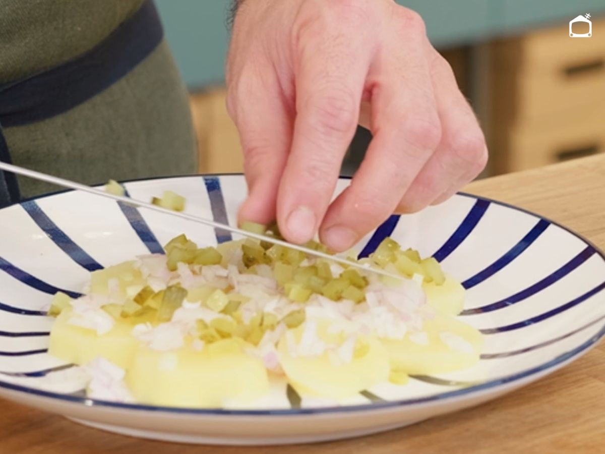 Añadimos los encurtidos picados -pepinillo, guindilla, cebolla y apio- para aportar textura y un punto de acidez.
