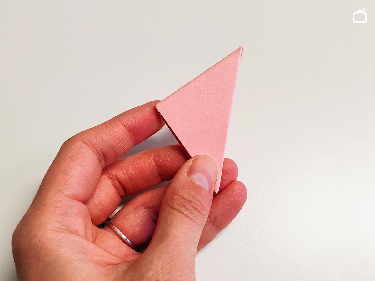 Segundo paso para hacer flores de papel.