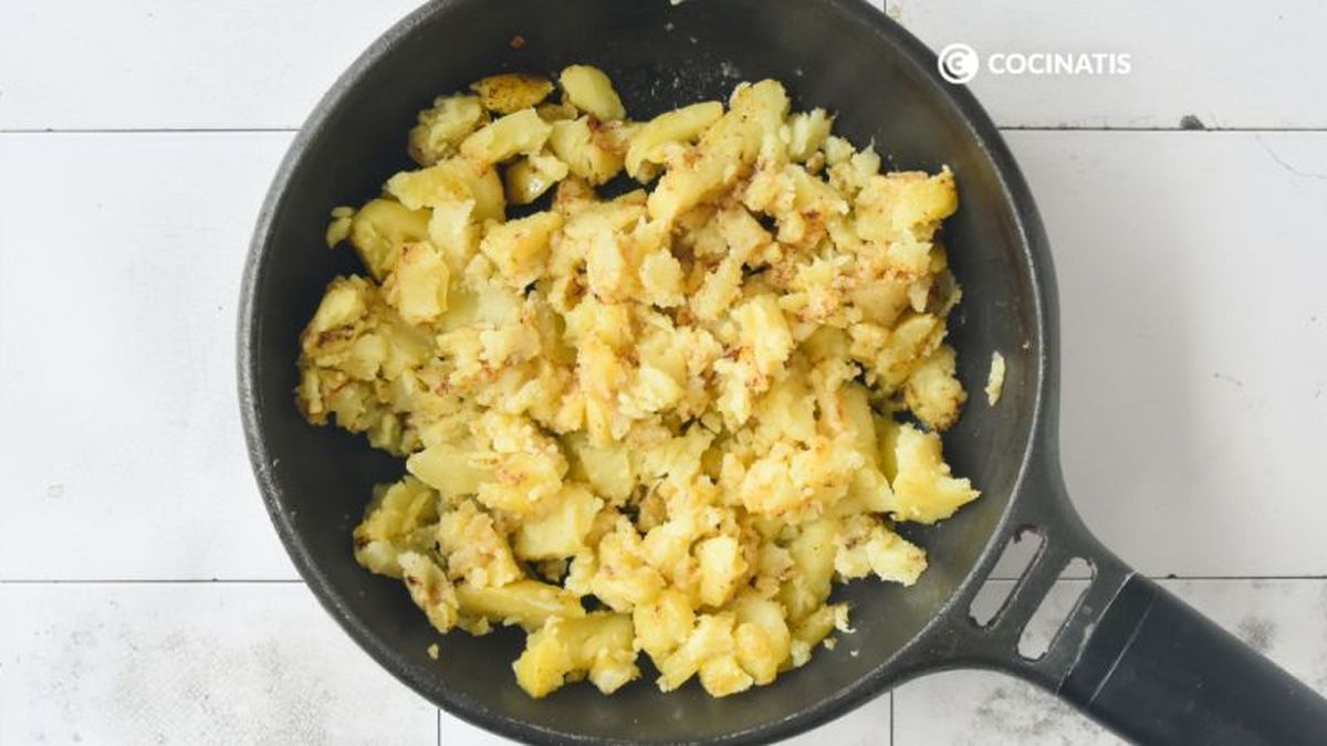 Aplastamos las patatas cocidas en la sartén