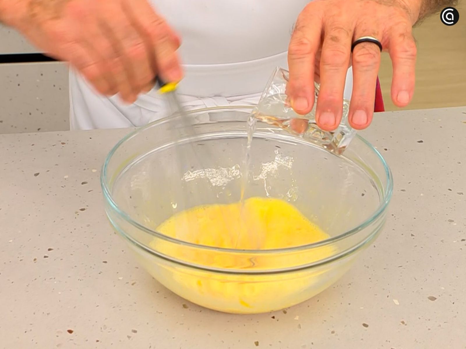 Bate los huevos junto con la leche y el anís hasta integrarlos bien