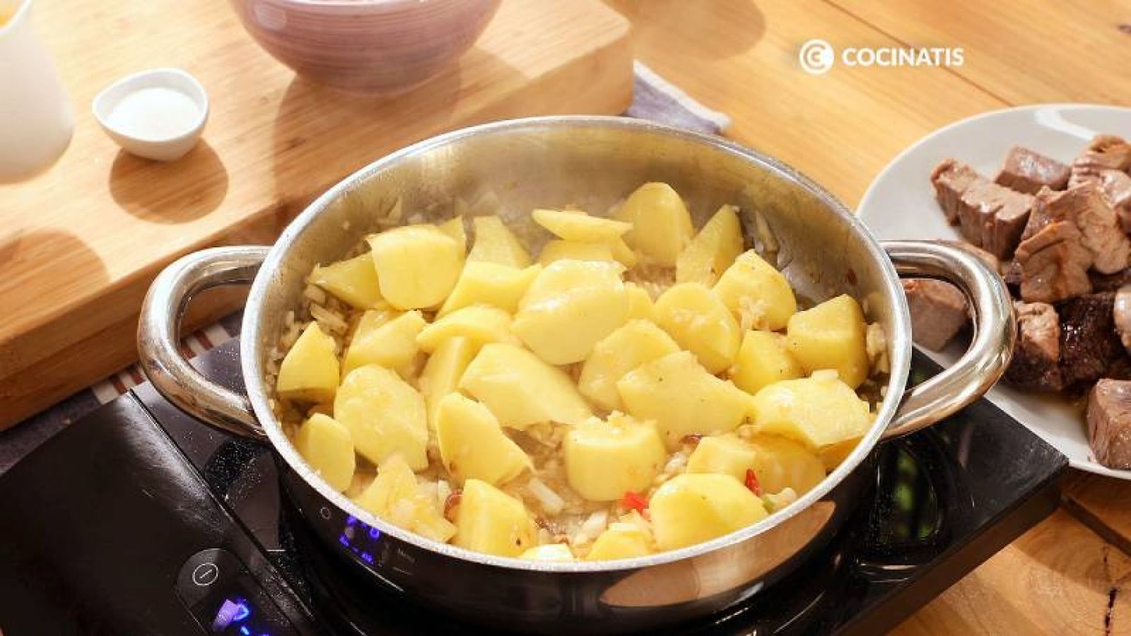 Cuando la cebolleta empiece a dorarse, añade las patatas Cuando la cebolleta empiece a dorarse, añade las patatas