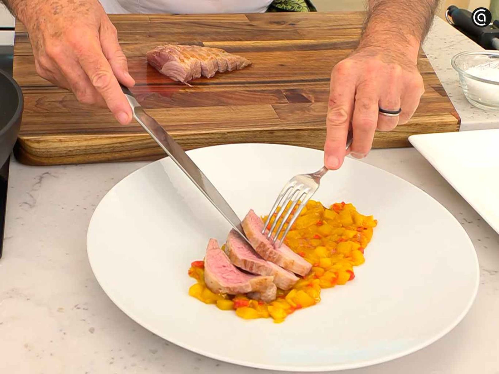 Sirve el secreto de cerdo sobre chutney de mango Sirve el secreto de cerdo sobre chutney de mango
