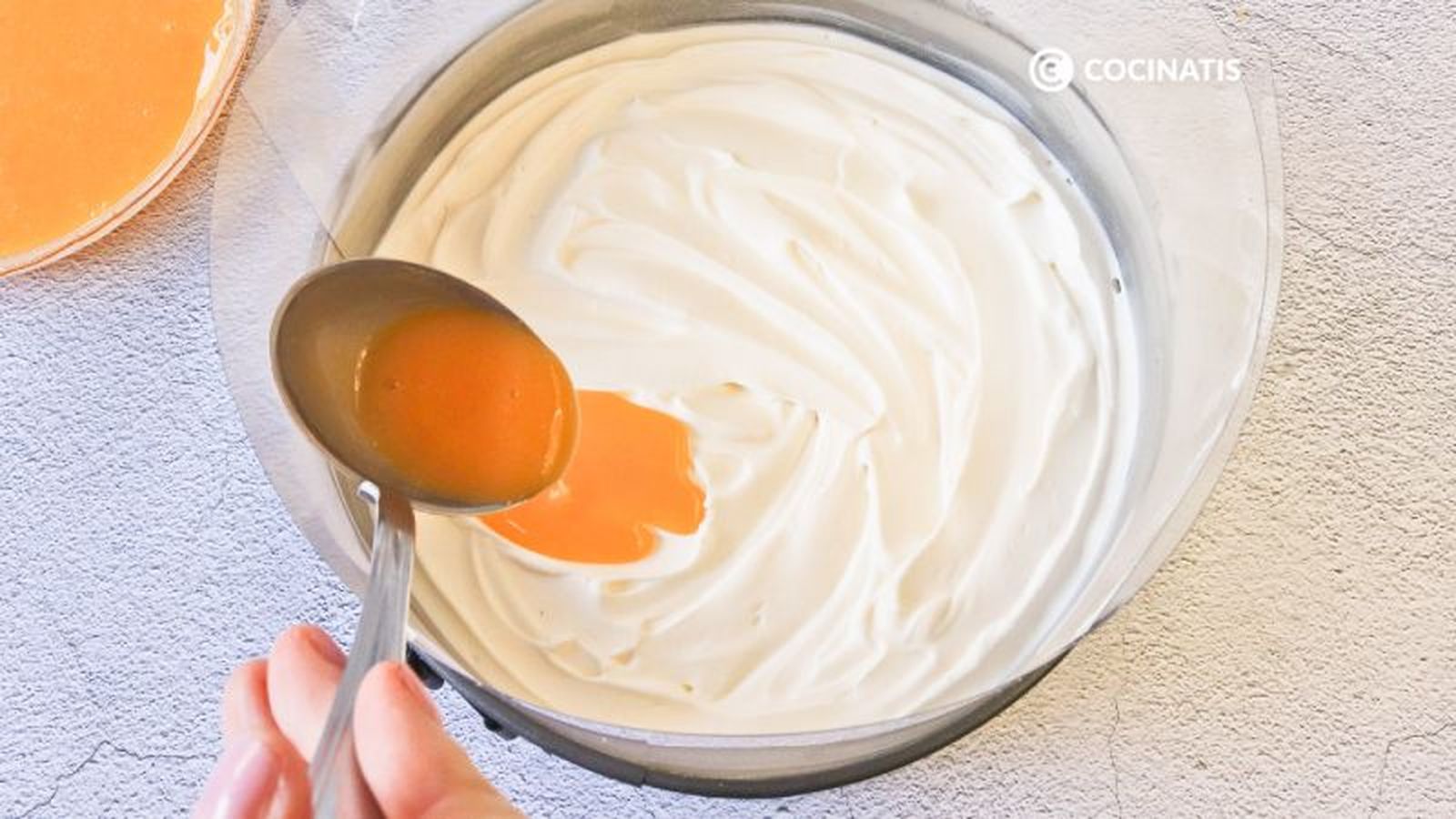 Cubrimos la tarta en el molde con la crema de yema Cubrimos la tarta en el molde con la crema de yema