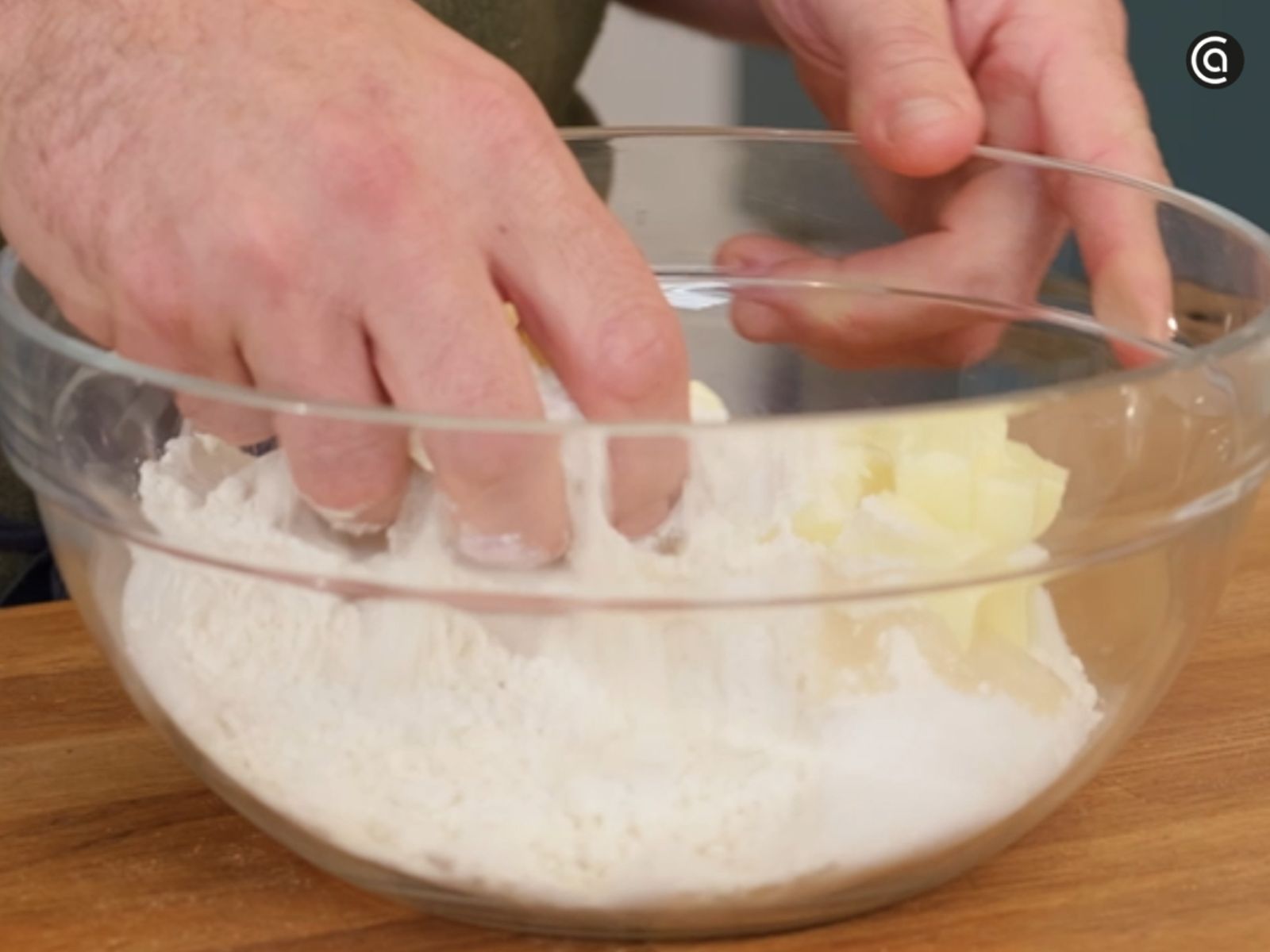 Joseba comienza mezclando todos los ingredientes con las manos, el mejor truco para conseguir una masa homogénea y llena de sabor.