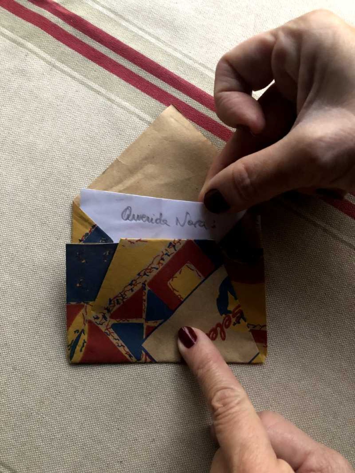 Sobre de papel kraft.