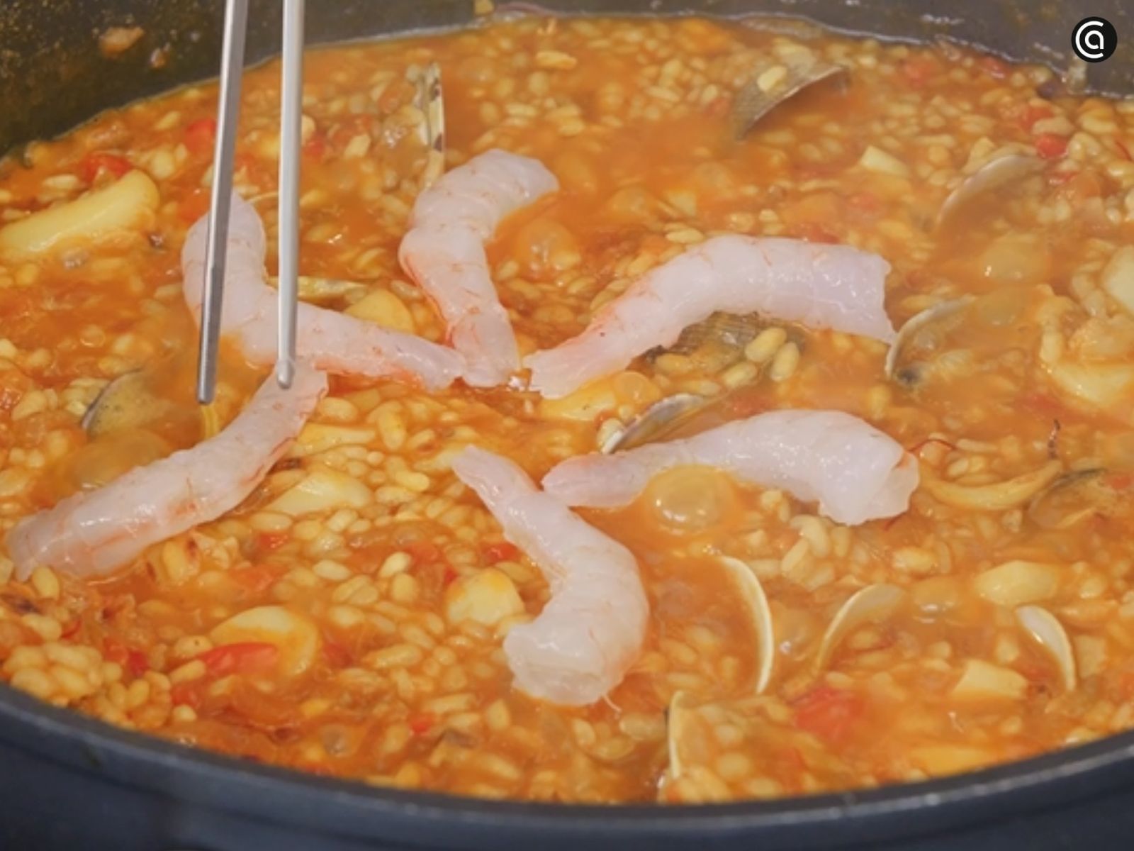 Añade los mariscos