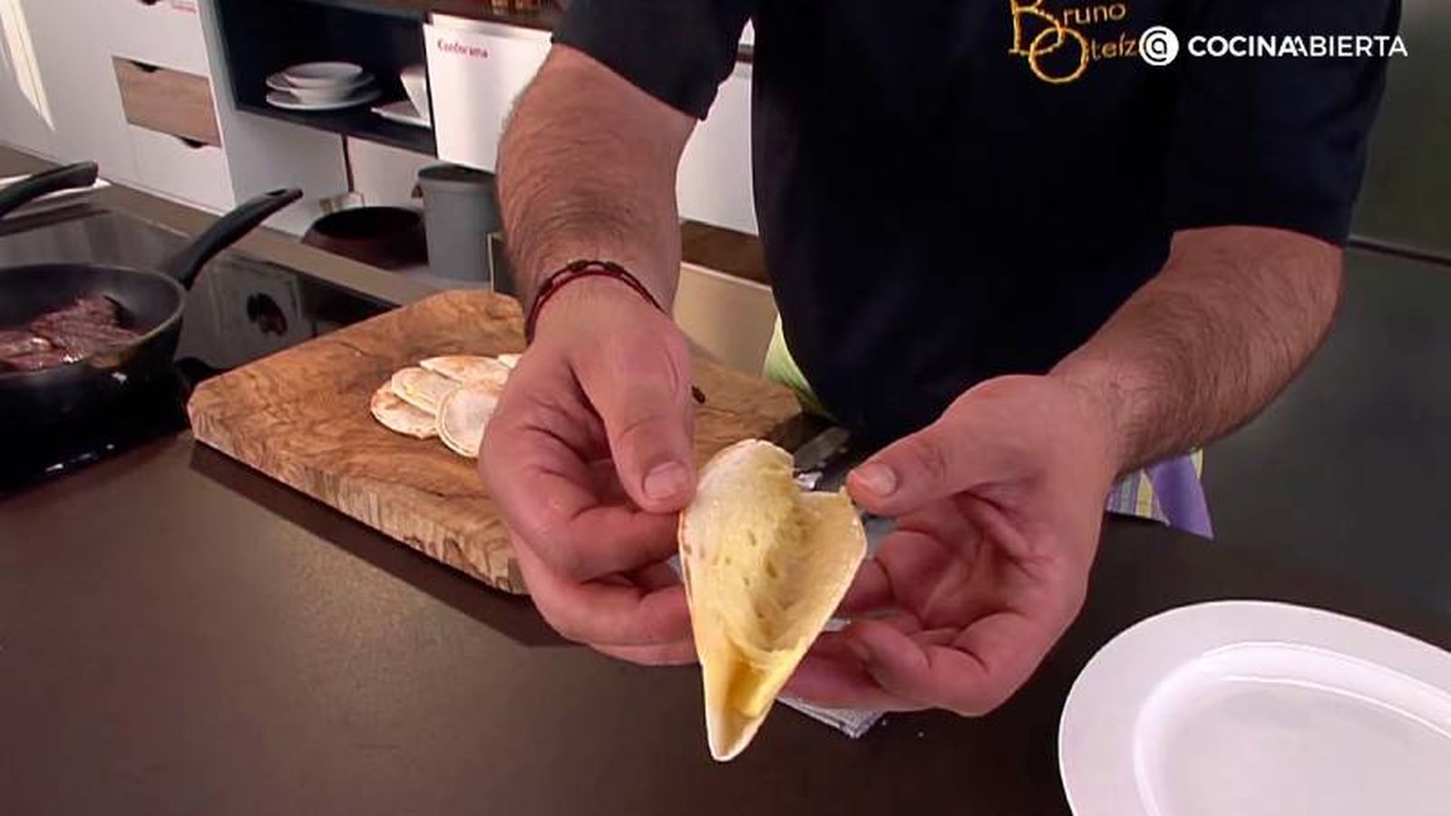 Sirve las quesadillas calientes con queso fundido Sirve las quesadillas calientes con queso fundido