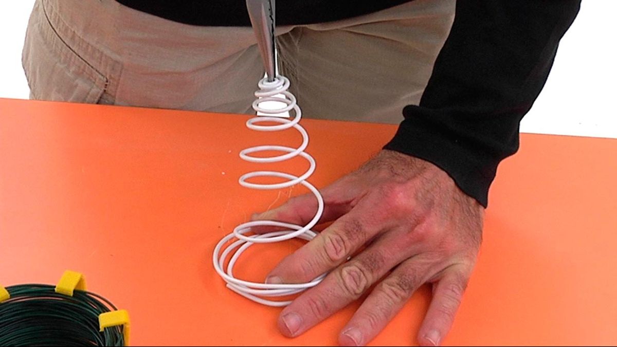 Crear abeto navideño con alambre paso 3