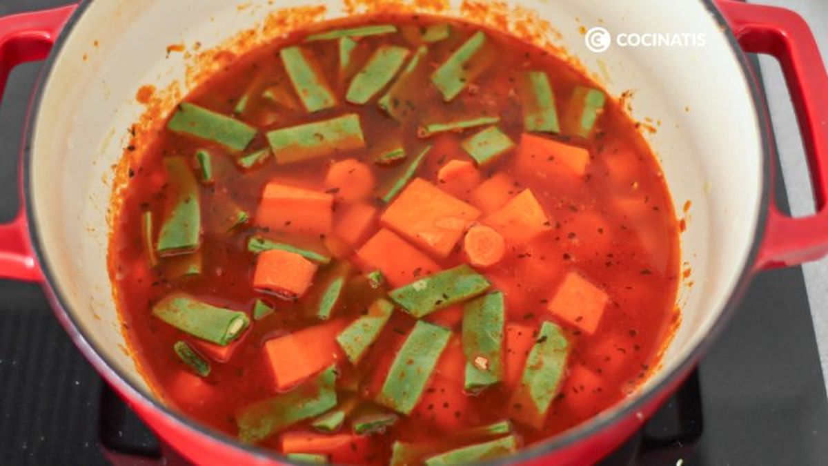 Agregamos las verduras al cocido de olla gitana