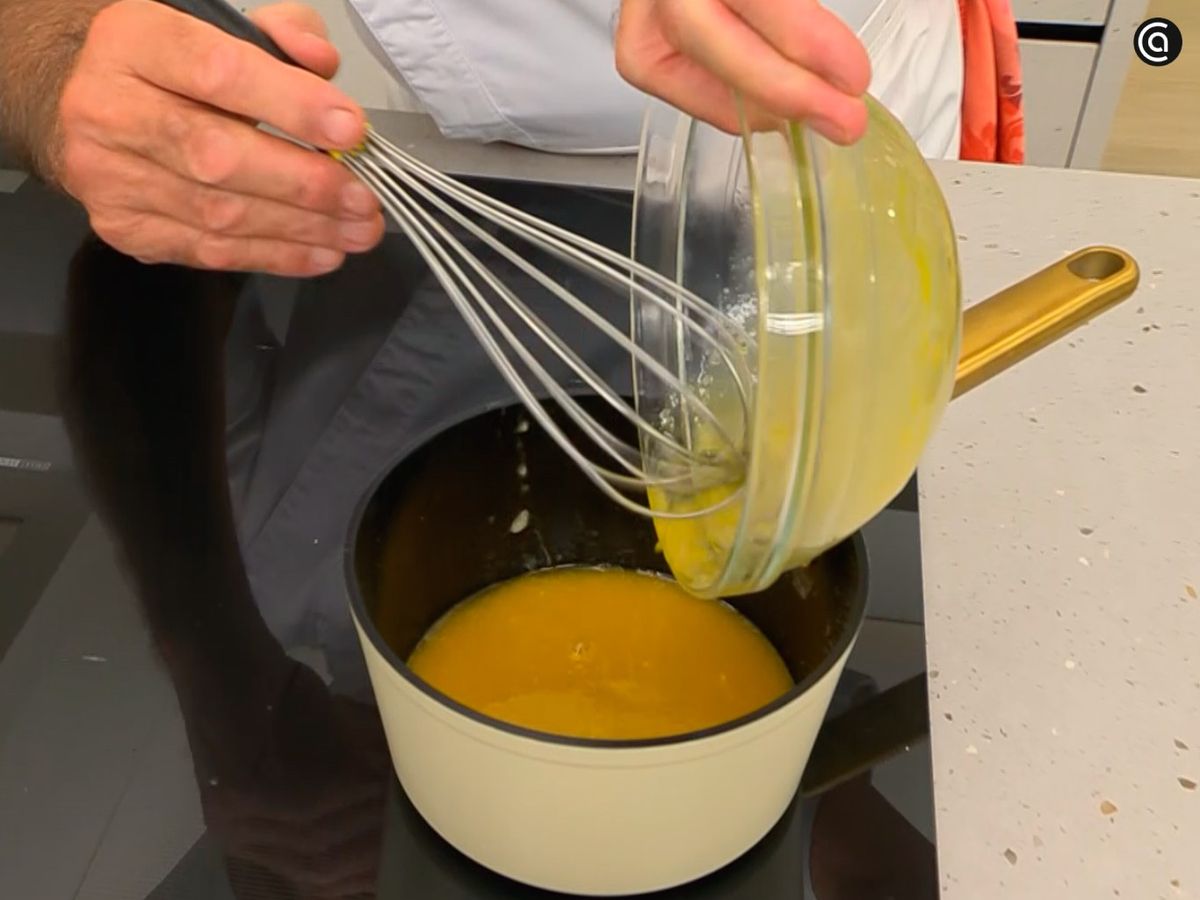 Haz la crema de limón en una cazuela