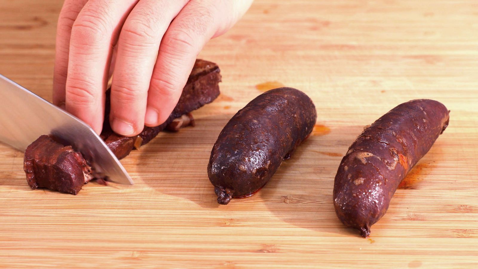 Trocea la morcilla, el chorizo y la panceta Alubias rojas con morcilla y chorizo paso 5