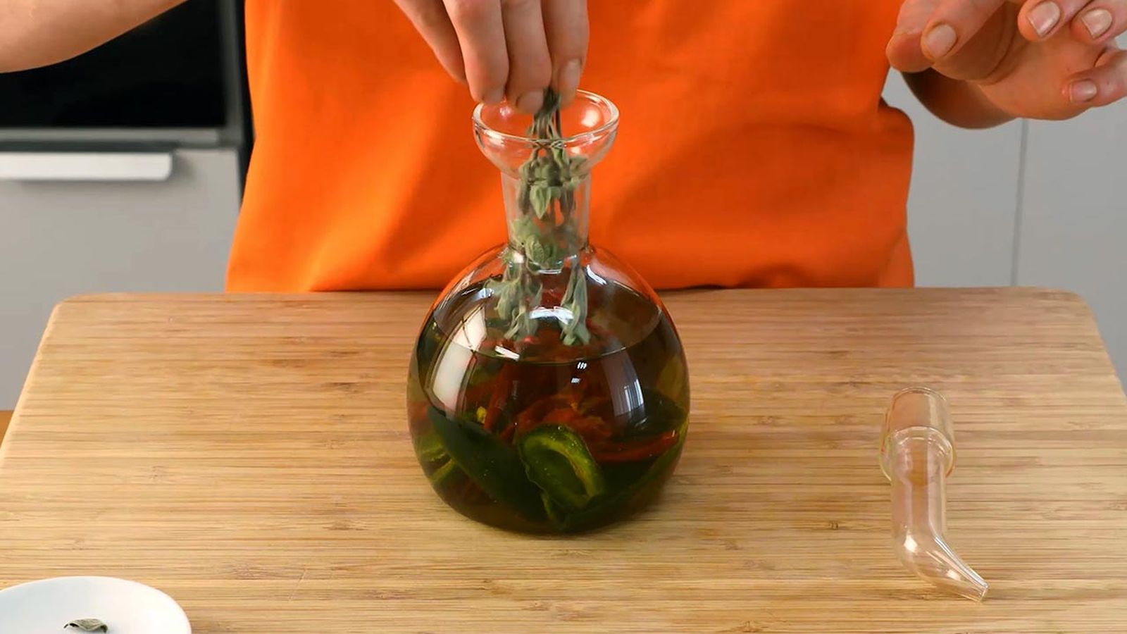 Introduce los pimientos y el romero en el aceite y deja reposar Receta de aceite picante paso 2