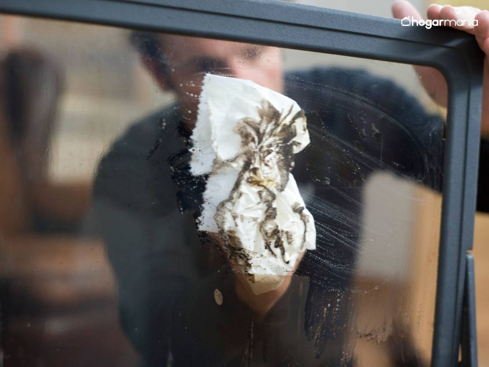 Limpia el cristal de la chimenea