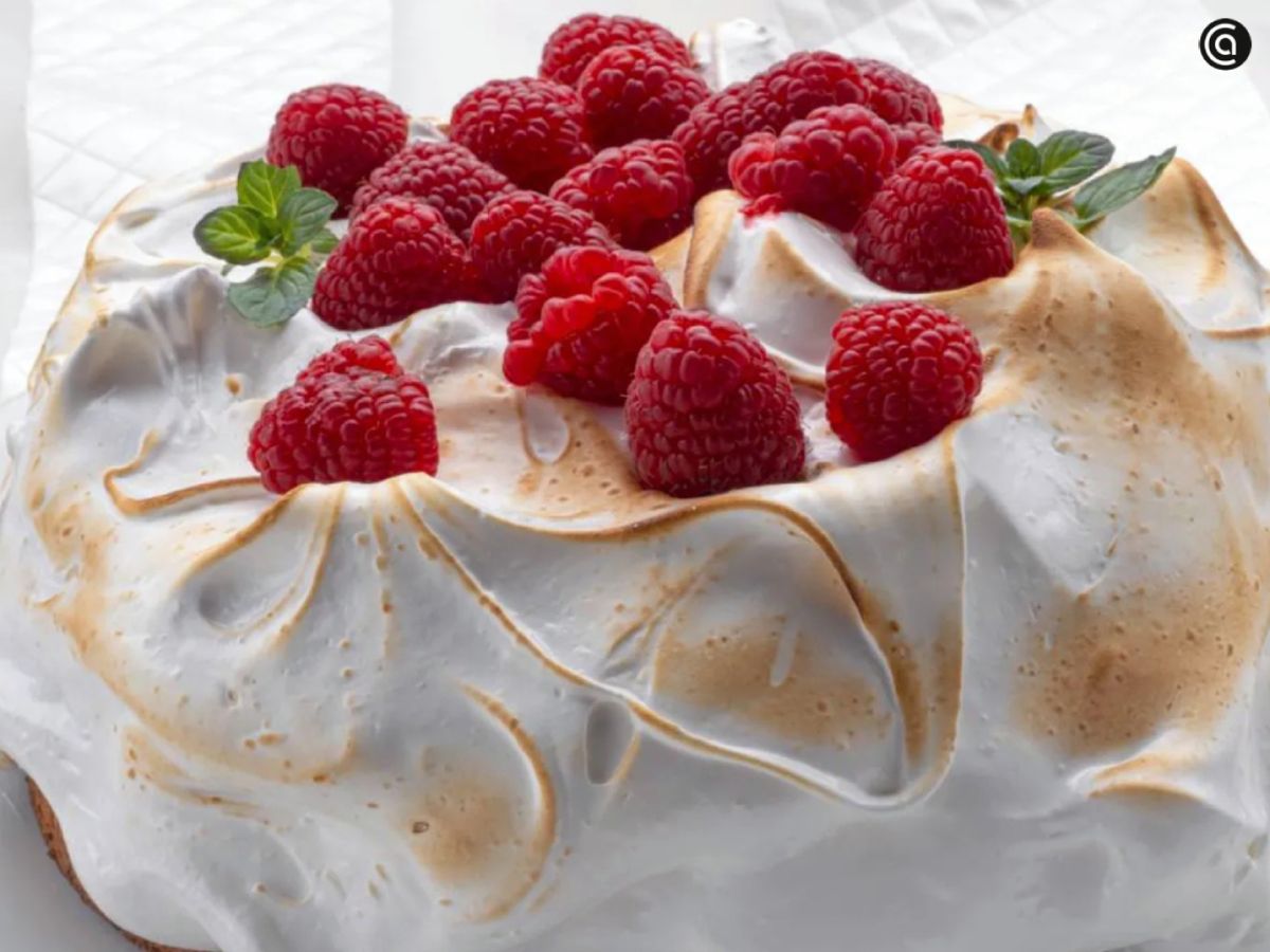 La versión más espectacular del turrón: una tarta Alaska con merengue tostado y frambuesas frescas.