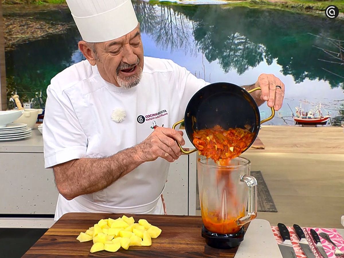 Prepara la salsa de pimientos para el bacalao con patatas fritas