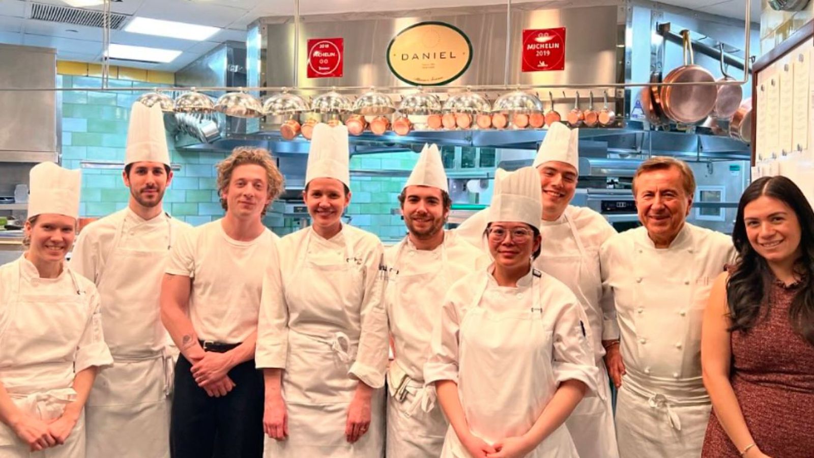 Jeremy Allen White junto al chef francés Daniel Boulud y su equipo