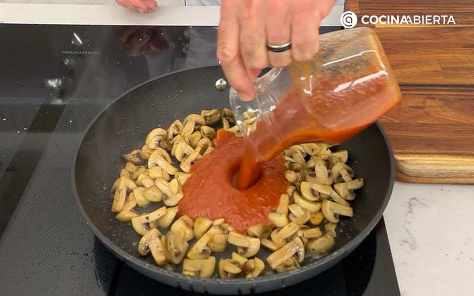 Añade la salsa de tomate Añade la salsa de tomate