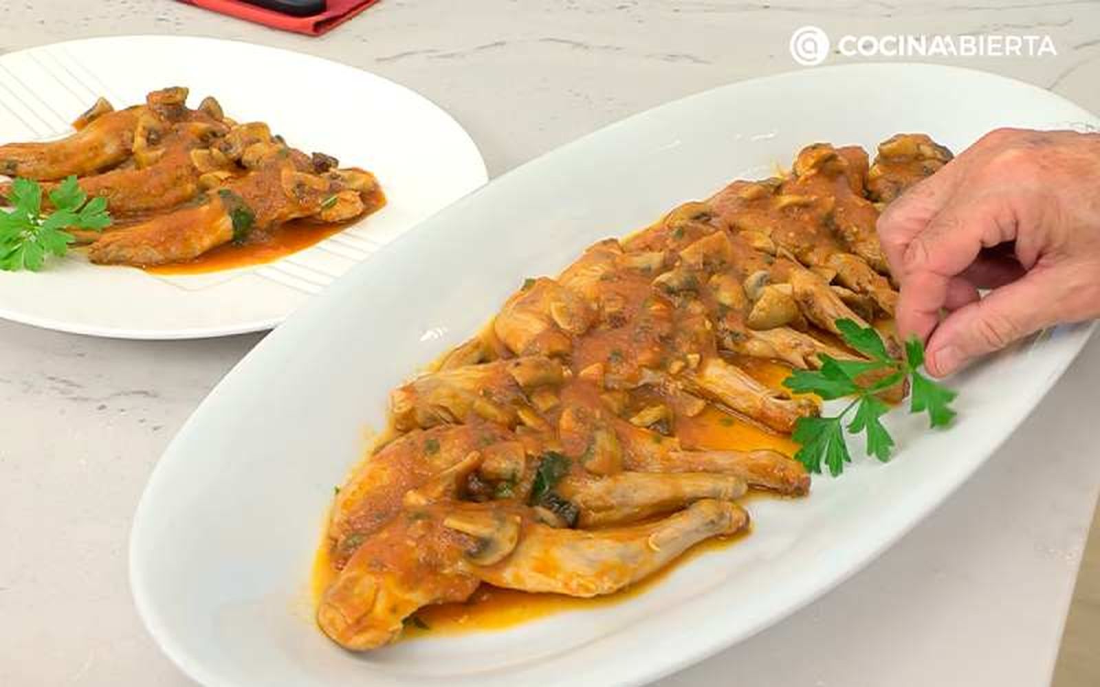 Sirve las paletillas de conejo guisadas con champiñones Sirve las paletillas de conejo guisadas con champiñones