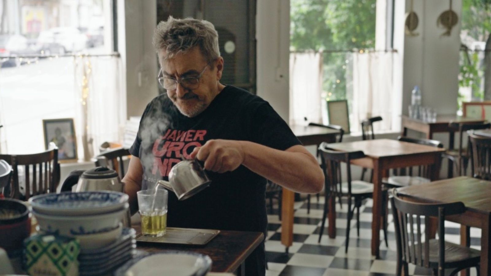 Escena del documental Jota Urondo, un cocinero impertinente, de Mariana Erijimovich y Juan Villegas
