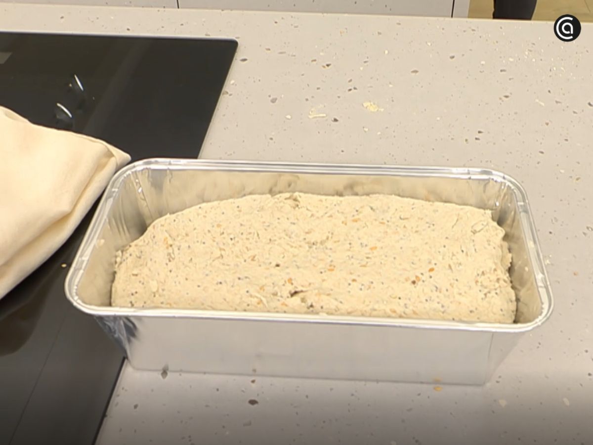 La masa se coloca directamente en el molde y se termina con semillas.