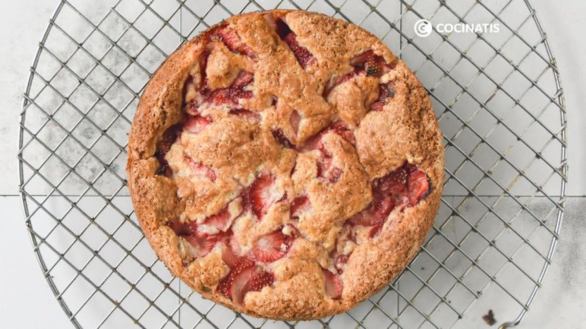 Dejamos enfriar el bizcocho sobre una rejilla