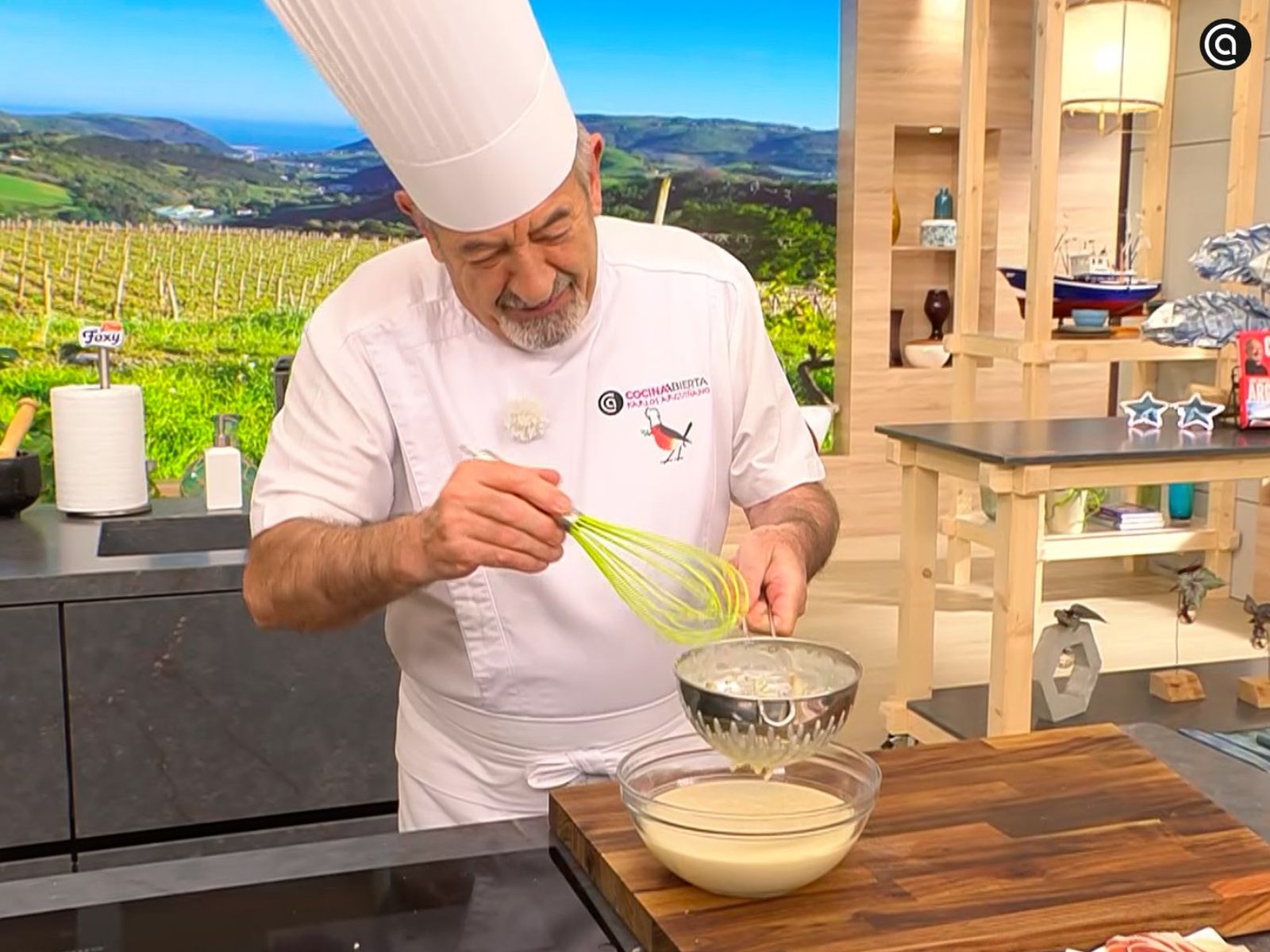 Pasa la bechamel por un colador antes de cubrir las berenjenas