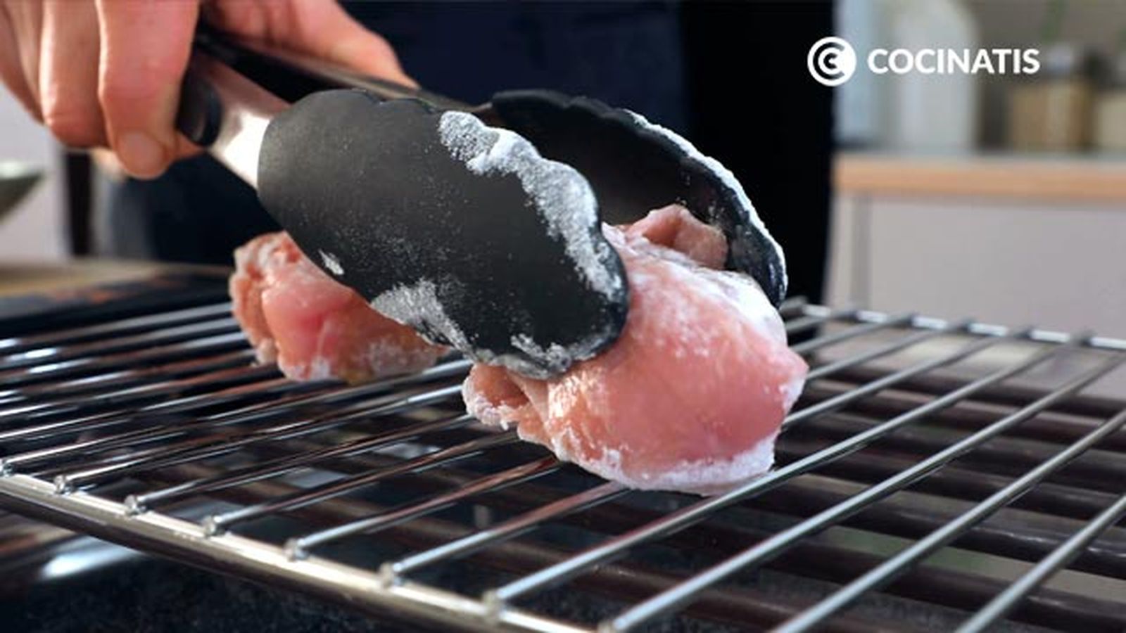 Coloca el conejo sobre la parrilla Receta de carne de conejo a la parrilla con limón paso 3