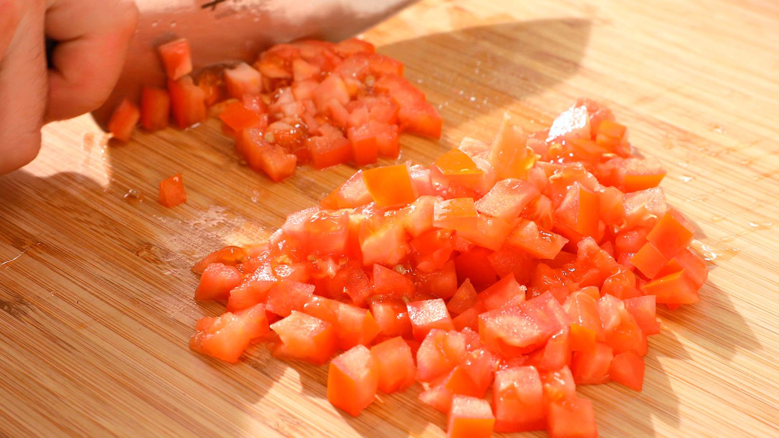 Corta el tomate en dados Cómo hacer salsa de pico de gallo Paso 3