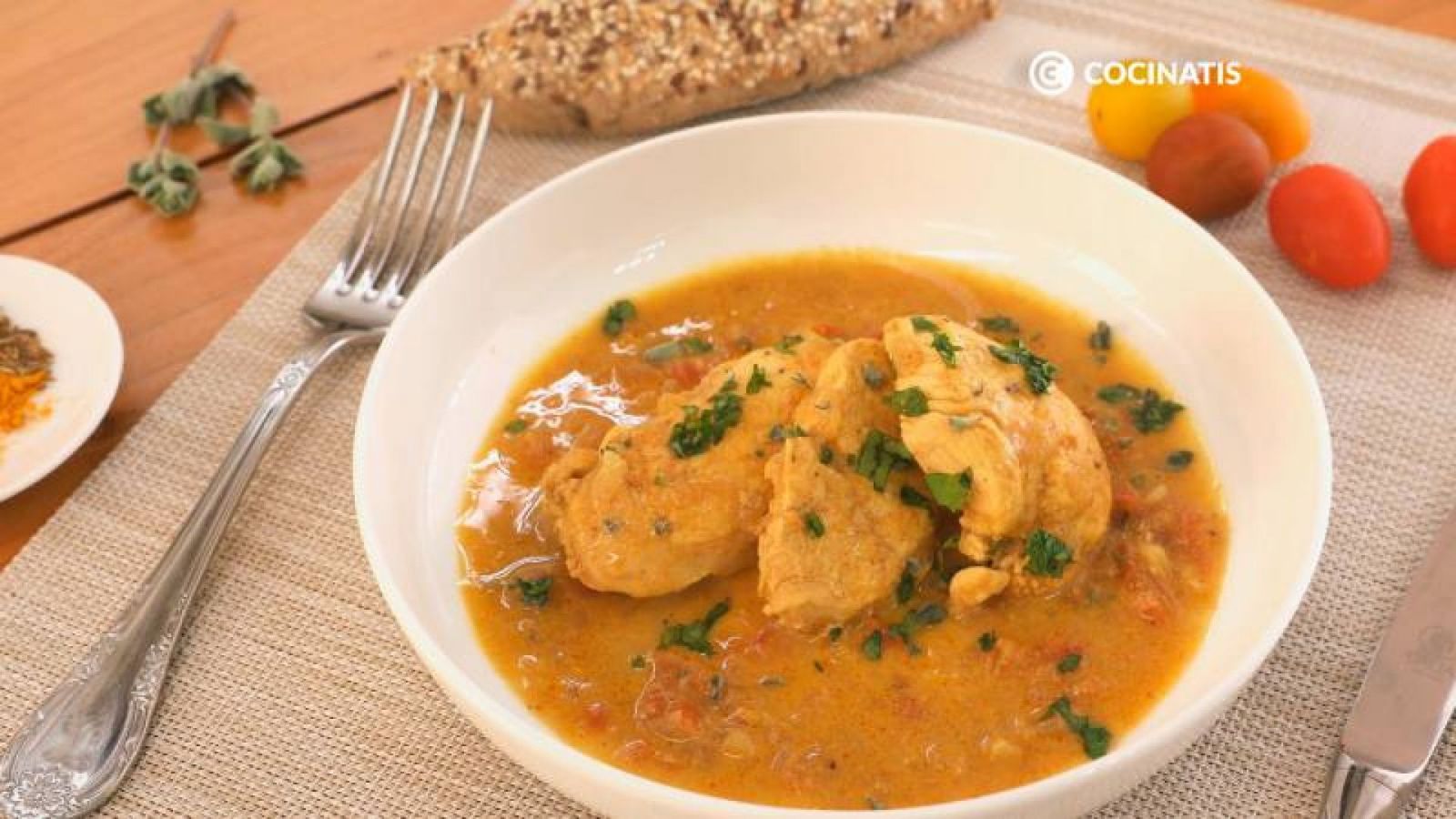 Sirve el pollo tikka masala Sirve el pollo tikka masala