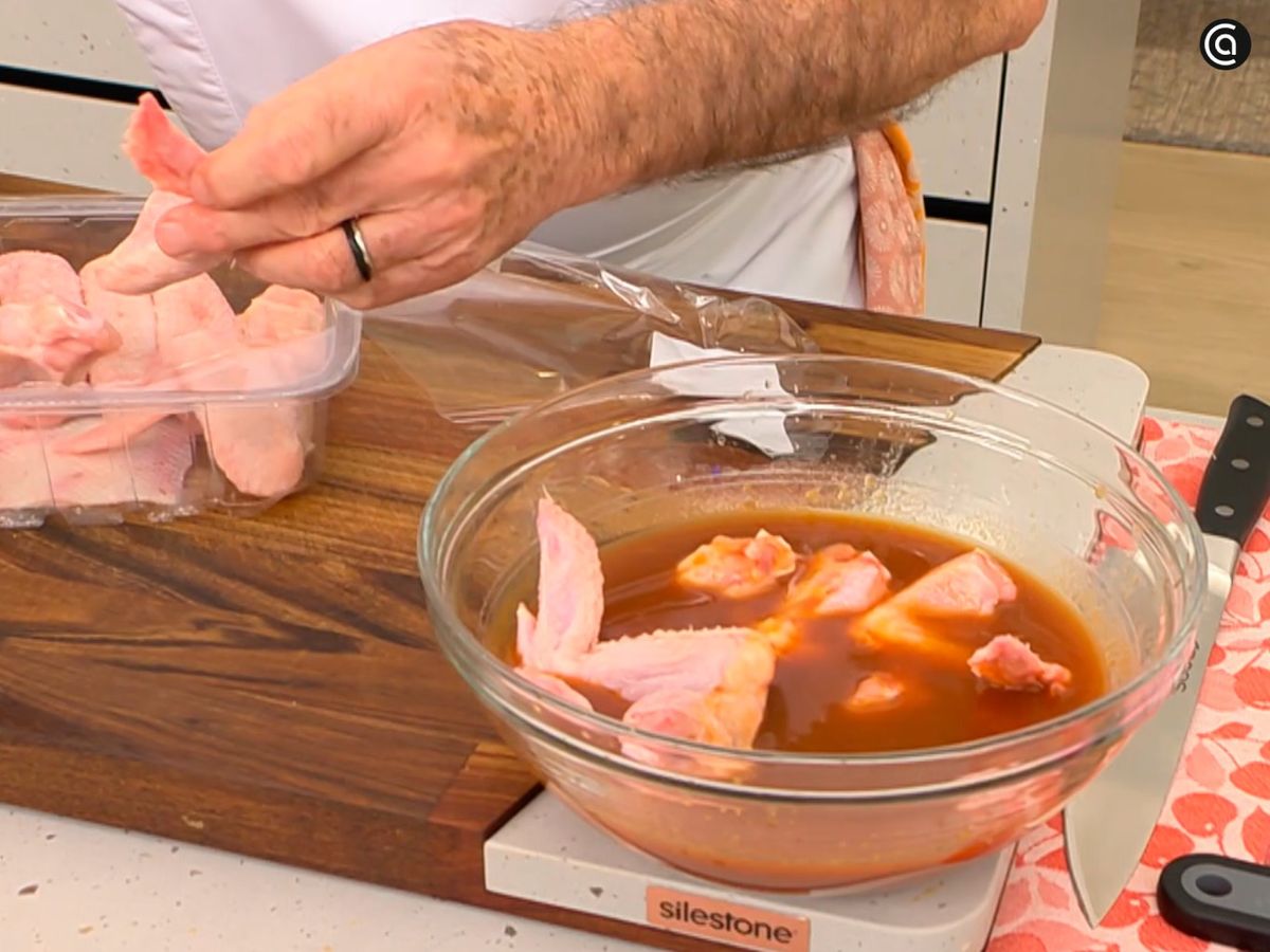 Marina las alitas de pollo 2 horas o más para que absorban todo el sabor