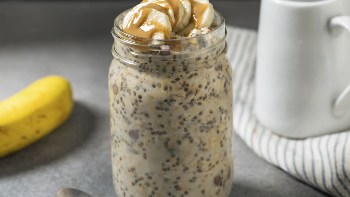 Overnight oats con plátano y crema de cacahuete