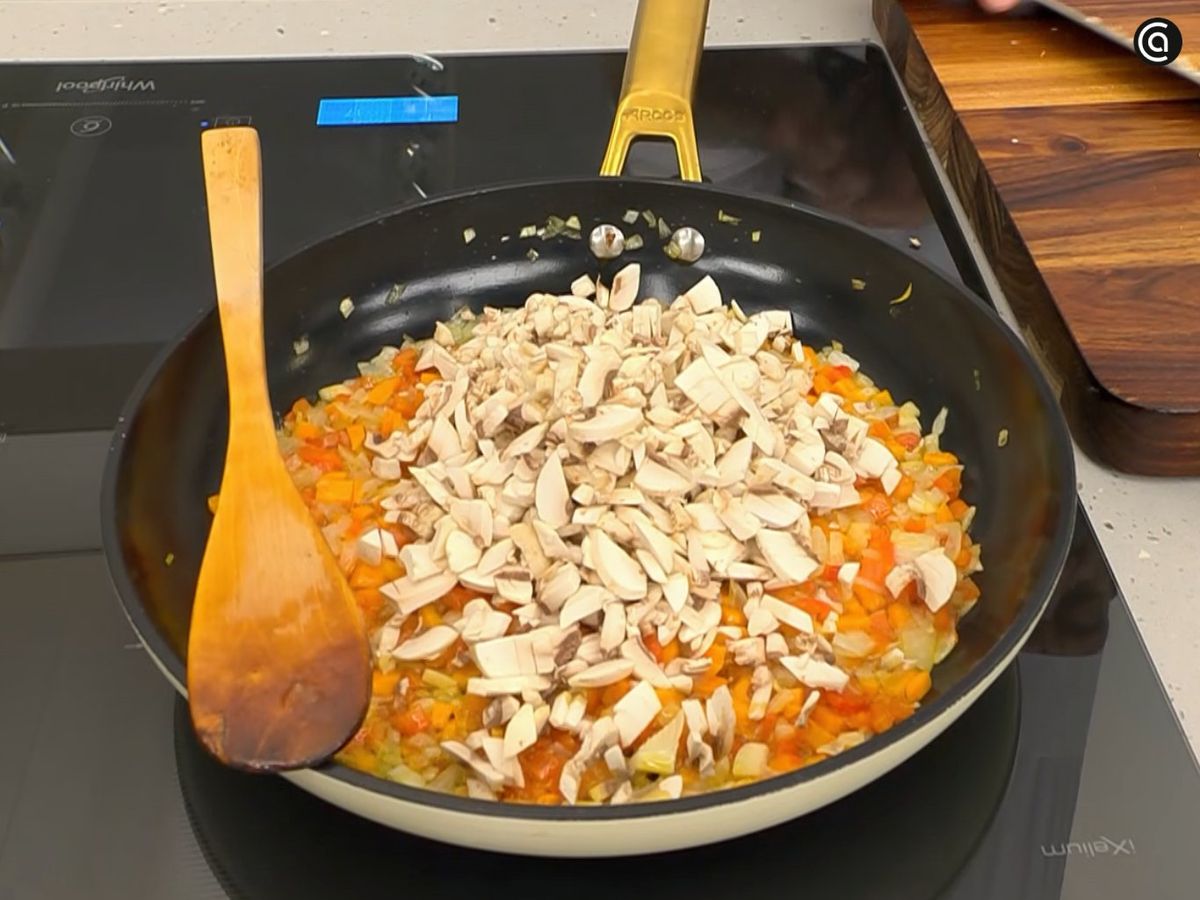 Lava, corta los champiñones y añádelos a las hortalizas