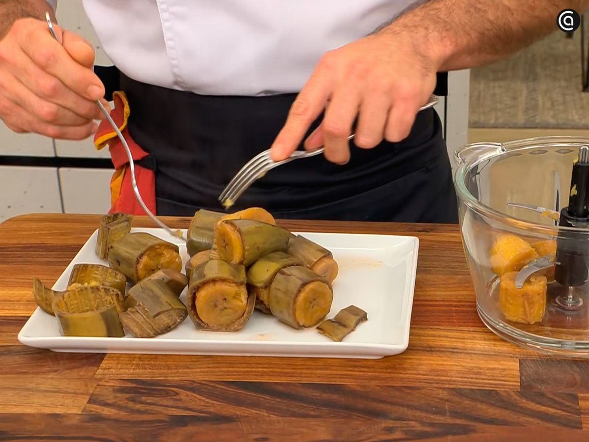 Cocina el plátano macho en la olla rápida y después pela