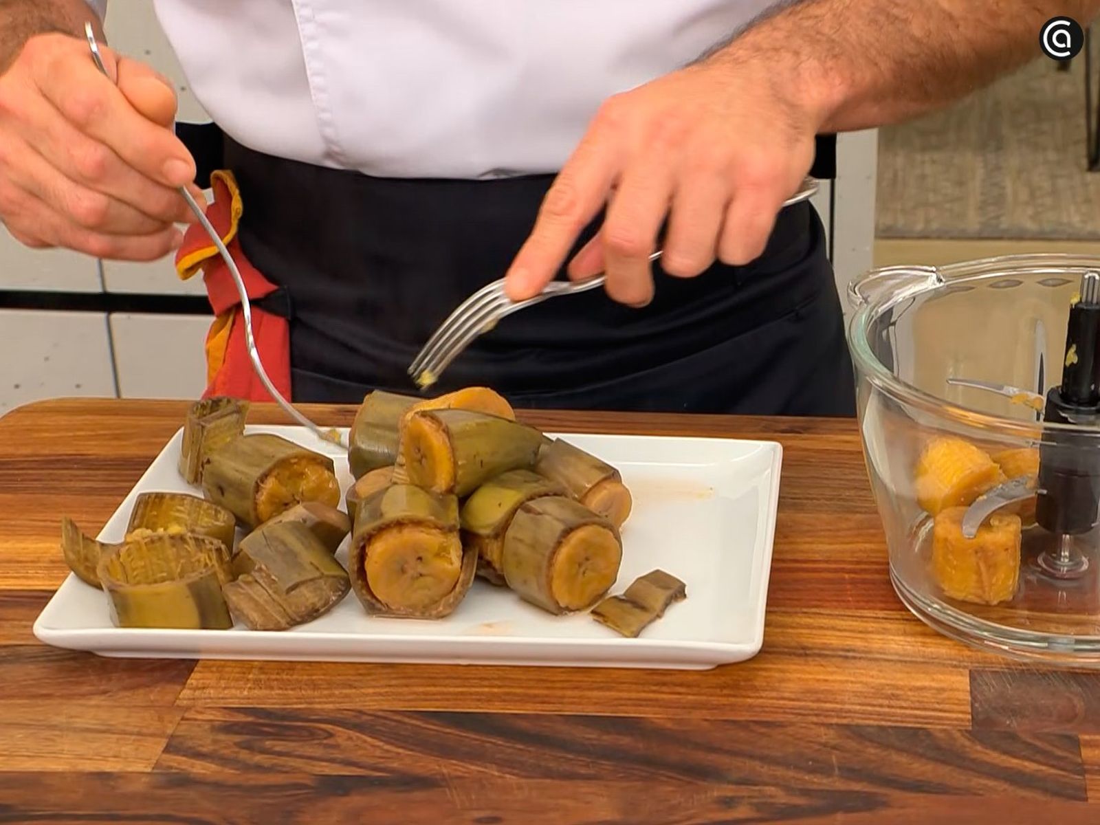 Cocina el plátano macho en la olla rápida y después pela Cocina el plátano macho en la olla rápida y después pela