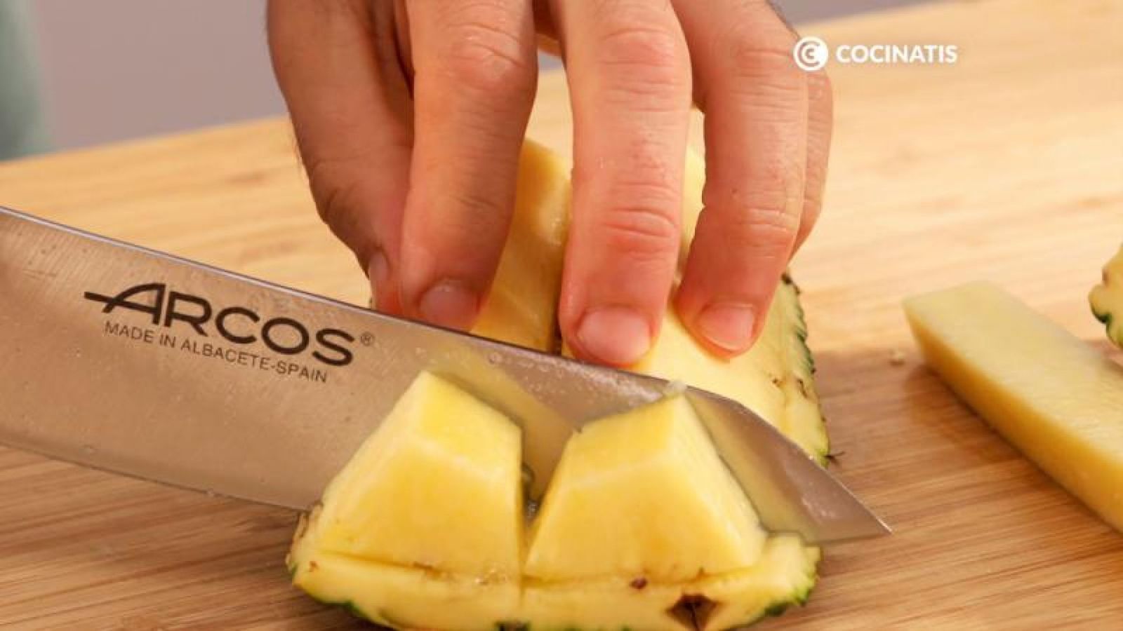 Corta la piña y retira la piel/ Fotos: Cocinatis Corta la piña y retira la piel/ Fotos: Cocinatis