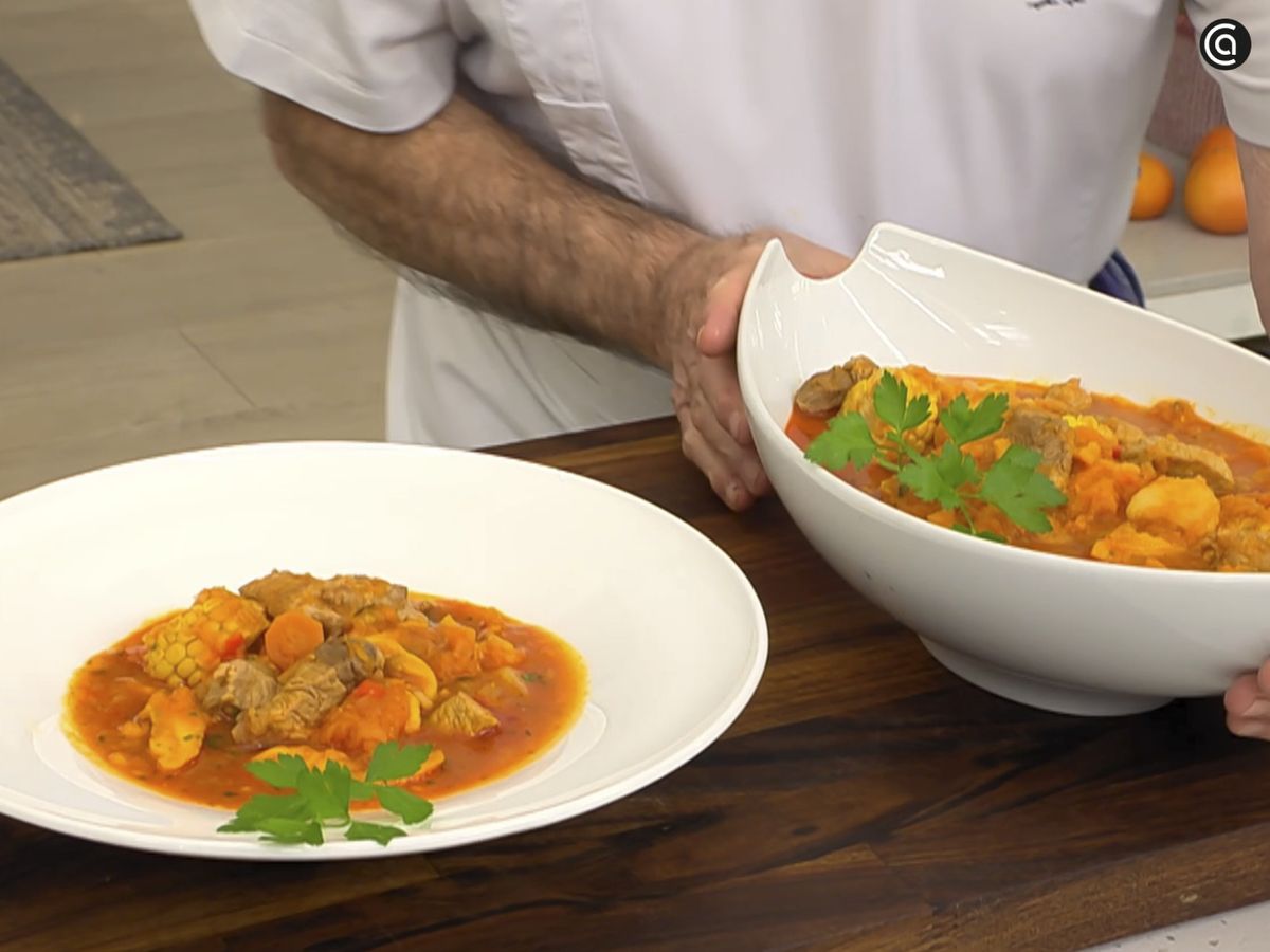 Espolvorea perejil picado y sirve la carbonada de cerdo