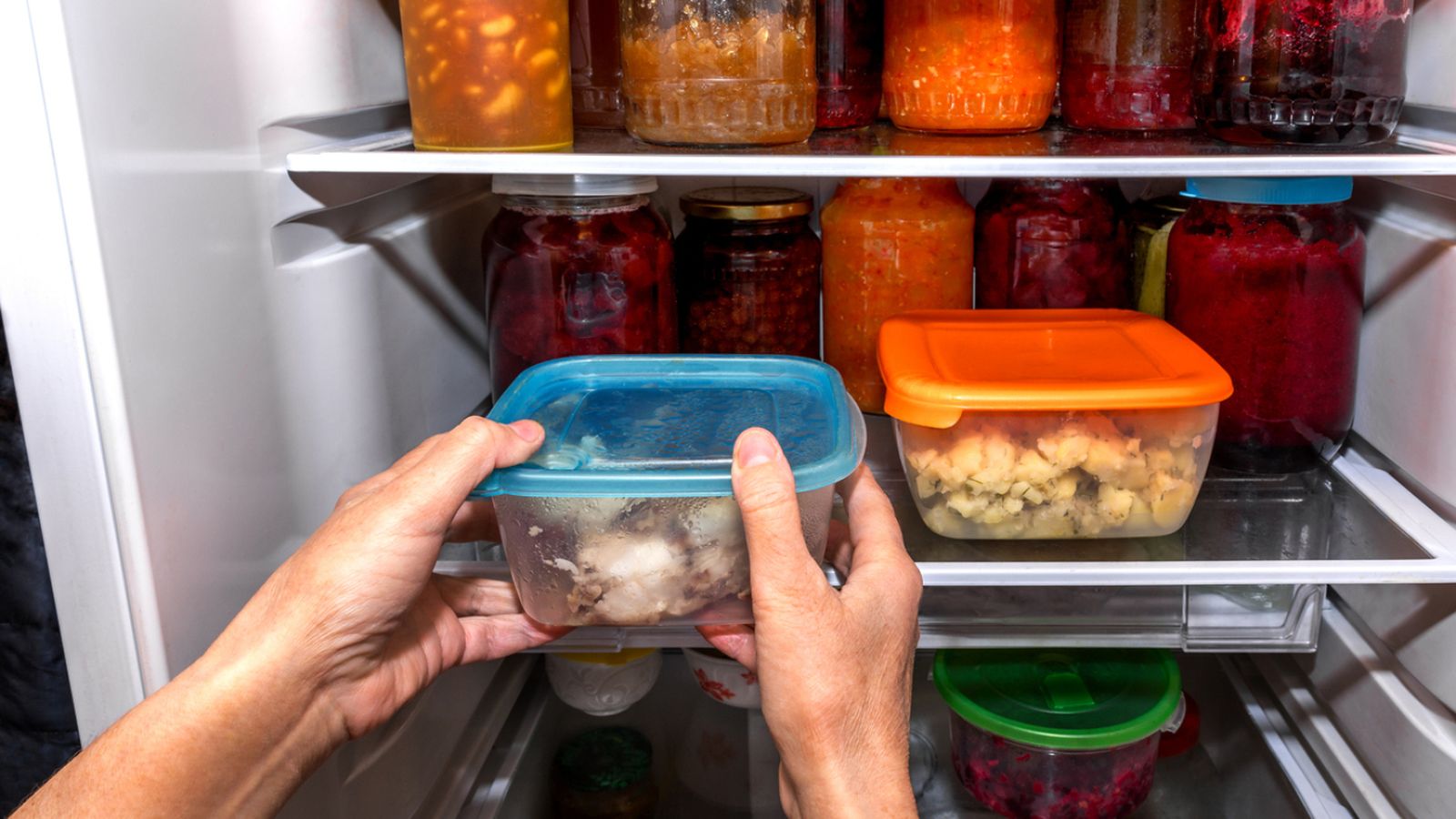Guardar comida aún caliente en la nevera puede afectar al resto de alimentos si no se hace bien.