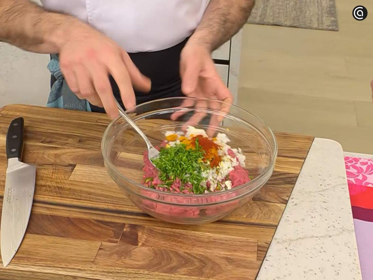 Sazona la carne con las especias